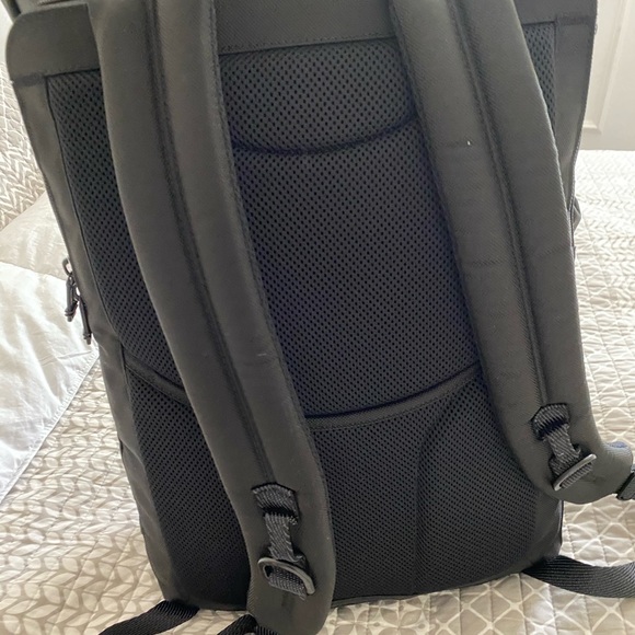 Tumi travel backpack large mens or women - Picture 3 of 8
